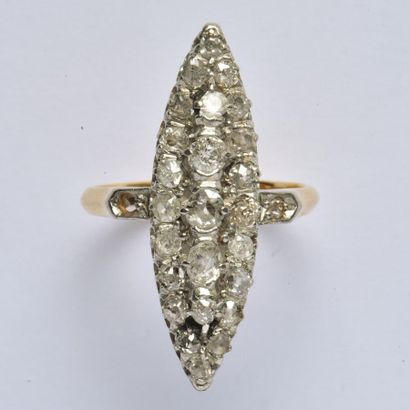 Marquise ring in 18K (750/oo) gold and platinum...