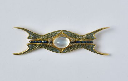 null Broche en or jaune 18K (750/oo) ajouré figurant deux papillons affrontés décorés...