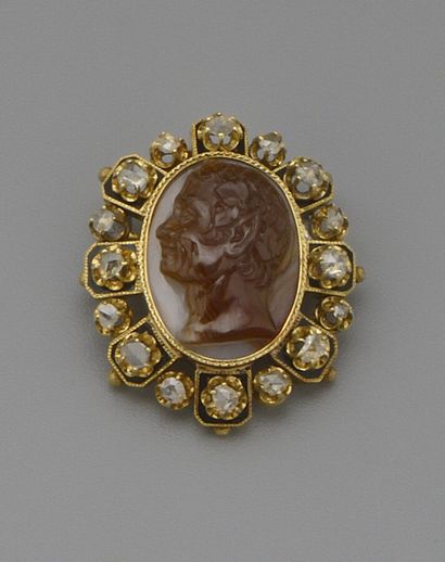 null 18K (750/oo) yellow gold brooch of oval form, centered with a cameo on multi-layered...