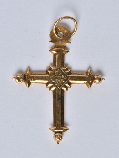 null Jeannette cross pendant in 18K yellow gold (750/oo). Dimensions: 37 x 29 mm....
