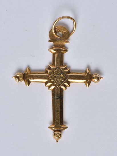 null Croix Jeannette pendentif en or jaune 18K (750/oo). Dimensions : 37 x 29 mm....