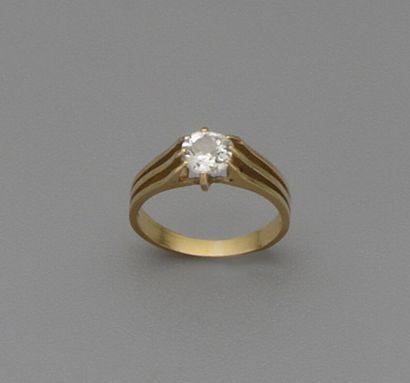 null Antique 18K (750/oo) yellow gold ring, the central part forming three openwork...