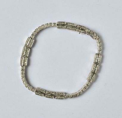 null Bracelet ligne en or gris 18K (750/oo) à maillons articulés sertis de diamants...