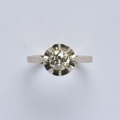 null Bague solitaire en or gris 18K (750/oo) et platine (850/oo) centrée d'un diamant...