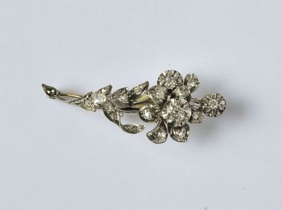null Antique silver (800/oo) and 14K gold (585/oo) brooch featuring a flower with...