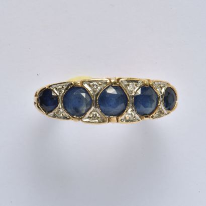 null 18K (750/oo) yellow gold garter ring centered on a line of round sapphires set...