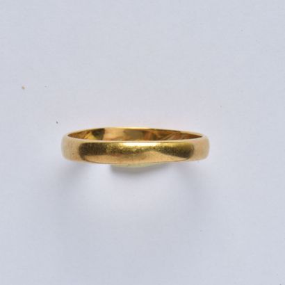 null Smooth 18K (750/oo) yellow gold wedding band, dedicated and dated 1919 on the...