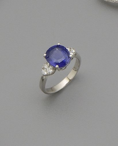 null 18K (750/oo) white gold ring centered with an oval sapphire weighing 3.91 carats,...