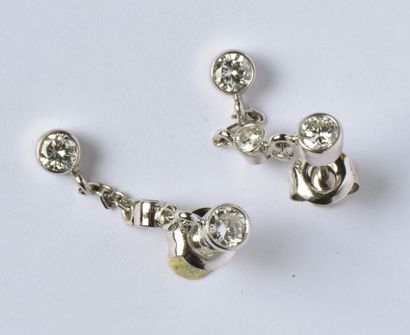 null Paire de pendants d'oreilles en or gris 18K (750/oo) composés de diamants taille...