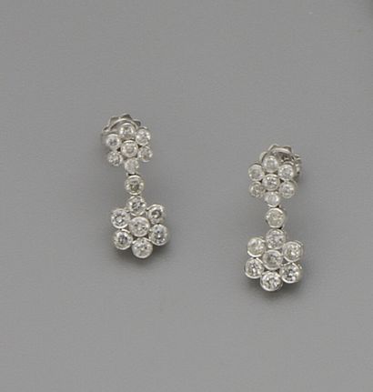 null Paire de pendants d'oreilles en or gris 18K (750/oo) composés de motifs marguerites...
