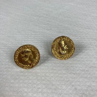 null ANONYME. Paire de clips d'oreilles figurant une pièce romaine en métal doré...