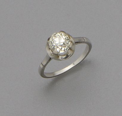 null Bague solitaire en or gris 18K (750/oo) et platine (850/oo) centrée d'un diamant...