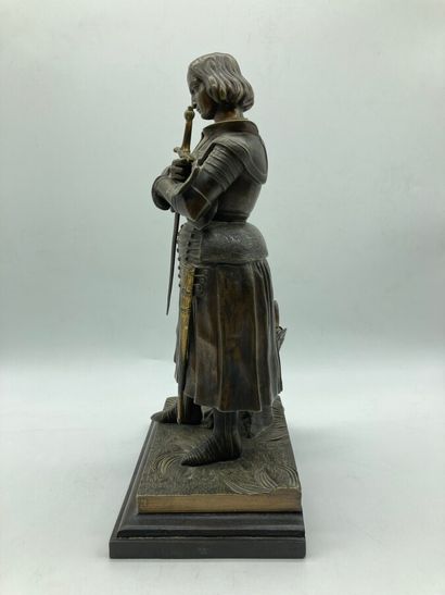 null TRAVAIL FRANCAIS 

" Jeanne d'Arc ". Épreuve en bronze doré patiné sur socle...