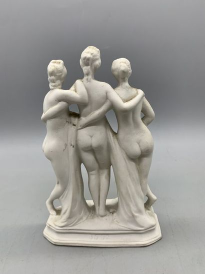 null Sujet en biscuit figurant Les Trois Grâces, dans le goût de la Renaissance.

H....