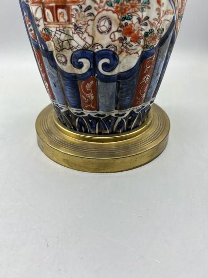 null * Dans le gout de la porcelaine Imari,

Vase à godrons à décors de scènes animées...