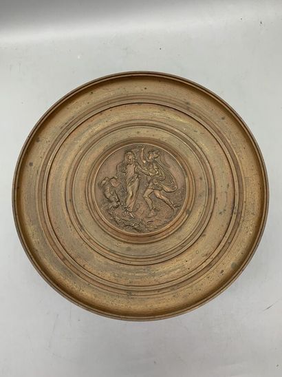  Coupe sur piédouche en bronze figurant en son centre en bas-relief figurant Andromède...