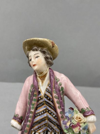 null Statuette en porcelaine polychrome et or représentant un jeune homme tenant...