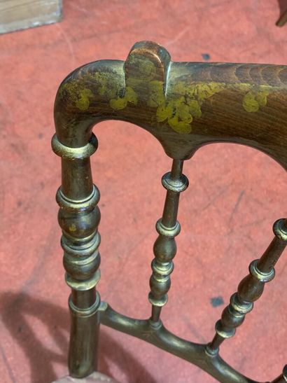 null Paire de chaises de style Napoléon III en bois peint, mouluré et sculpté, dossier...