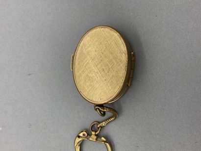  Lot comprenant une petite boîte à souvenir montée en porte-clés en métal doré (h....
