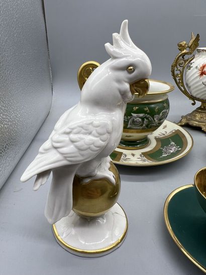  * Lot d'objets en porcelaine comprenant : 
 
Un perroquet en porcelaine or et blanc...