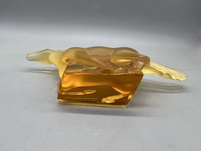 null * LALIQUE, 

"Cheval kazak au galop." en cristal or. 

1996. 

H. 12 cm 

Avec...