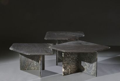 null Set de trois tables gigognes en marbre cipolin, une accidentée

Travail italien,...