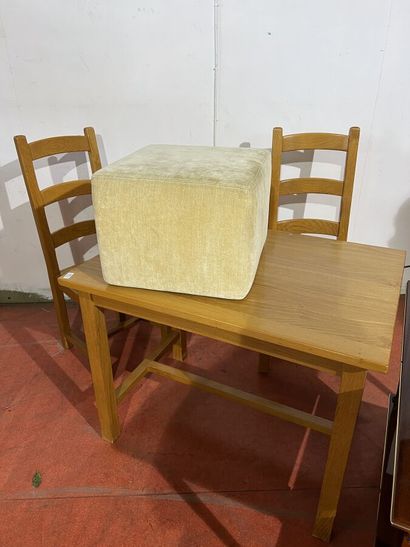 null Table et deux chaises en pin, un pouf gainé de velours et une table roulante...