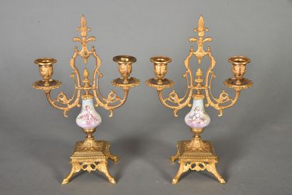  Paire de candélabres en bronze doré à décor d'entrelacs feuillagés, fût en céramique...