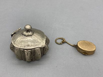  Lot comprenant une petite boîte à souvenir montée en porte-clés en métal doré (h....