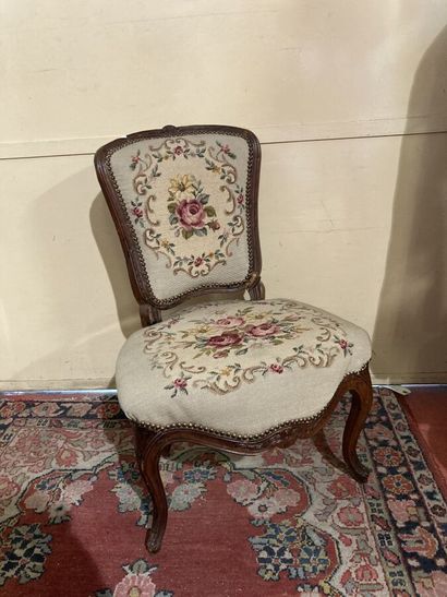  Jolie petite chaise d'enfant en noyer dans le style Louis XV, garni d'une tapisserie...
