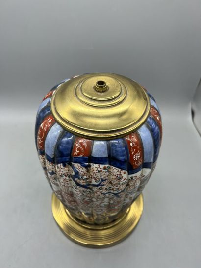  * Dans le gout de la porcelaine Imari, 
Vase à godrons à décors de scènes animées...