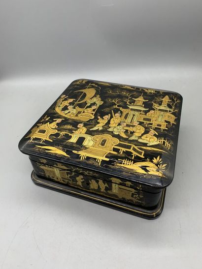null Boîte en bois noirci à décor de chinoiseries en doré sur fond noir de style...