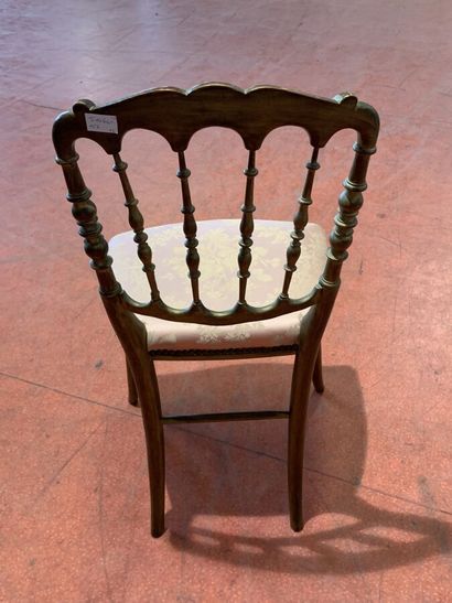 null Paire de chaises de style Napoléon III en bois peint, mouluré et sculpté, dossier...