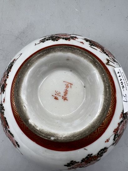  Ensemble de porcelaines japonaises comprenant : 
 
Grand bol dans le gout de la...