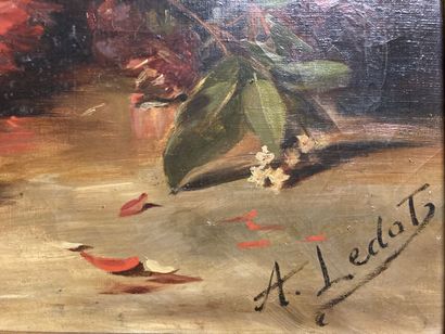  A. LEDAT, école moderne 
Bouquet dans une vannerie. 
Huile sur toile. 
Signé en...