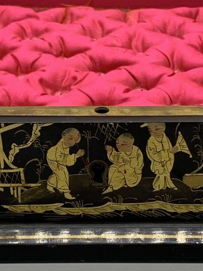  Boîte en bois noirci à décor de chinoiseries en doré sur fond noir de style Napoléon...