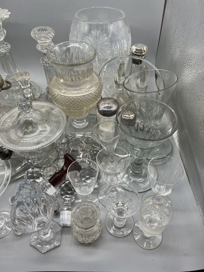 null * Lot de cristalleries et verreries diverses comprenant vases en cristal taillé,...