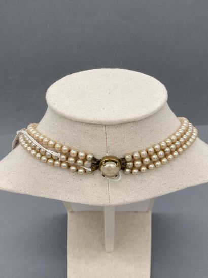  Collier trois rangs de perles artificielles, fermoir en métal doré. 
L. 47 cm 
Etat...