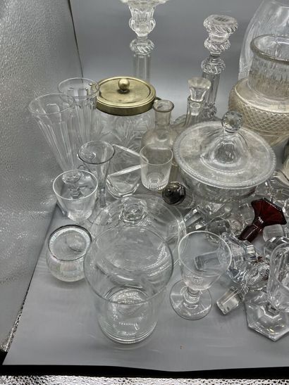 null * Lot de cristalleries et verreries diverses comprenant vases en cristal taillé,...