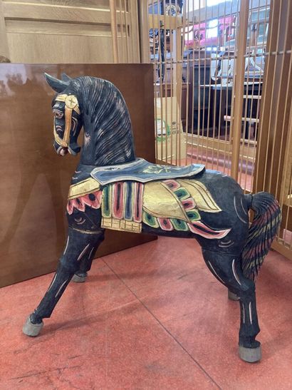 null Cheval en bois peint en noir et selle polychrome.

XXème siècle

H. 83 cm -...