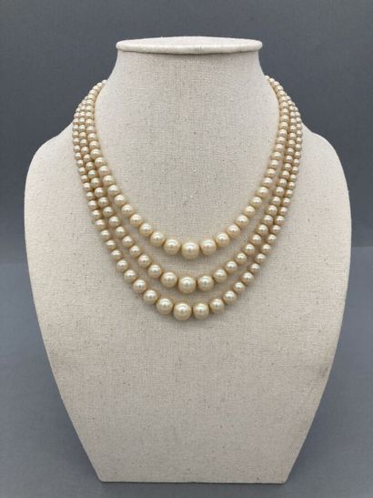  Collier trois rangs de perles artificielles, fermoir en métal doré. 
L. 47 cm 
Etat...