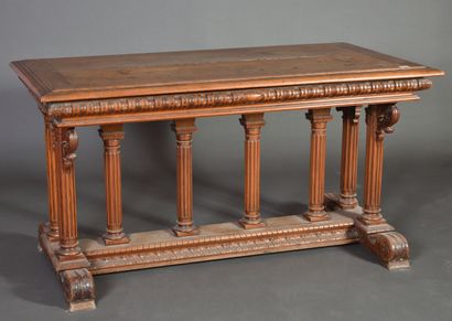  Table à l'italienne dans le style Henri II en noyer moulure et sculpté de godrons...