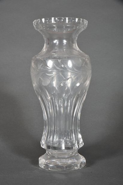 Vase balustre en verre taillé, à décor de guirlandes feuillagées et de godrons....