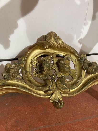  Console dans le style Louis XV galbée sur trois côtés en bois sculpté et doré, ceinture...