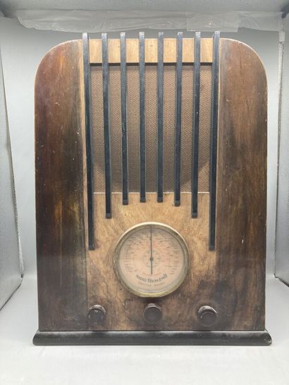  Radio TECALEMIT en bois, à trois commandes (grandes ondes, petites ondes), datée...