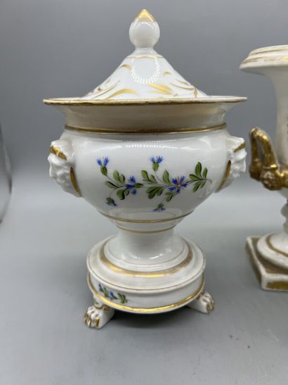 null * Lot de pièces de forme dans le goût de la porcelaine de Paris comprenant un...