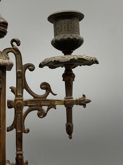  Paire de petits chandeliers en bois et bronze de style Napoléon III. 
XXème siècle...