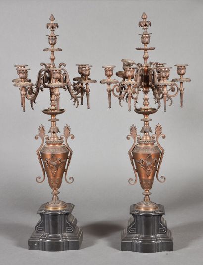 null Importante paire de candélabres en bronze patiné en forme d'urne à l'Antique...