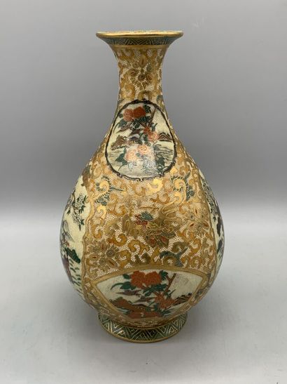 null CHINE

Vase en porcelaine de forme balustre à col évasé à décor de scènes de...