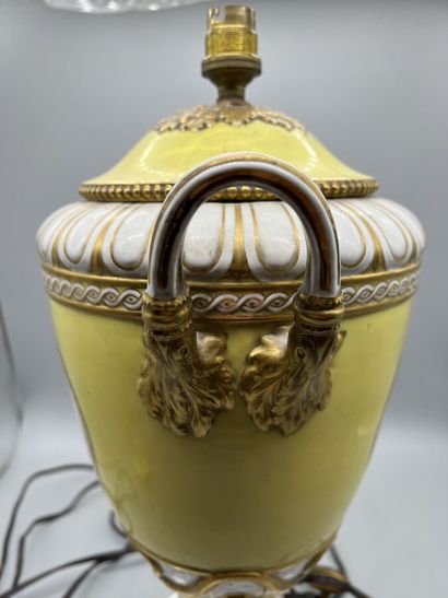  * Vase couvert à l'antique dans le goût de la manufacture de Sèvres, à décor polychrome...